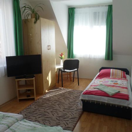 Отель Makai Apartman Хайдусобосло Экстерьер фото
