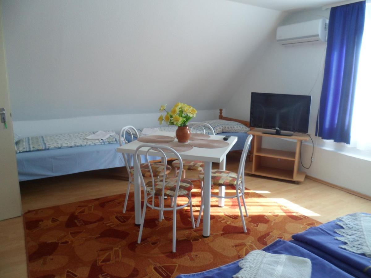 Отель Makai Apartman Хайдусобосло Экстерьер фото